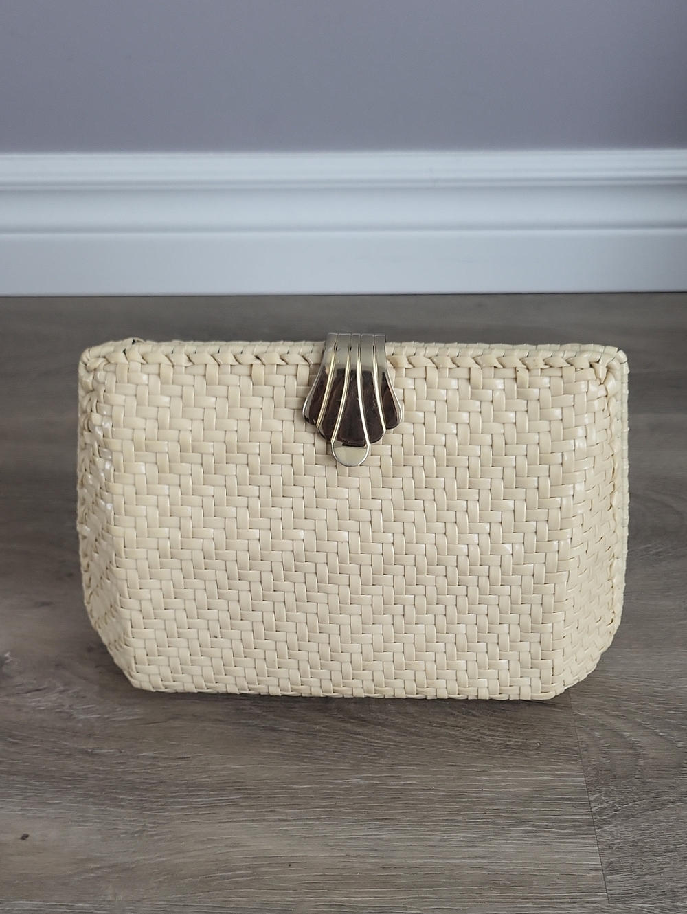Vintage 90s Does 1950s Woven Cream Clamshell Clutch Bag
